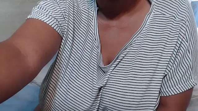 Snapshot of FlavoredNia chatting on March 2025 12:33:02 PM FlavoredNia online show from March 2025 12:33:02 PM