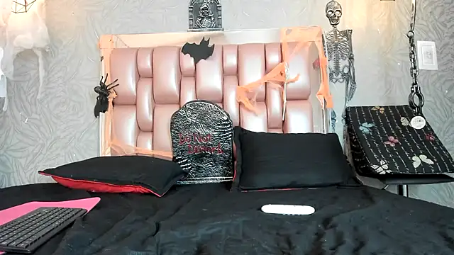 Snapshot of KOURTNEY-- chatting on October 2025 02:08:01 AM KOURTNEY-- online show from October 2025 02:08:01 AM