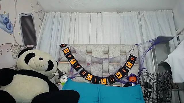 Snapshot of KOURTNEY-- chatting on October 2025 01:44:01 AM KOURTNEY-- online show from October 2025 01:44:01 AM