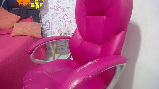 Snapshot of KOURTNEY-- chatting on October 2025 02:14:02 AM KOURTNEY-- online show from October 2025 02:14:02 AM