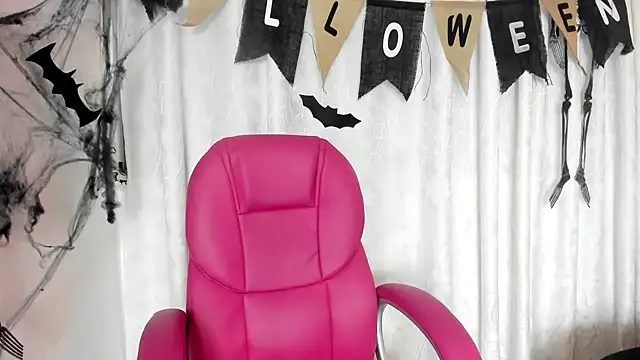 Snapshot of KOURTNEY-- chatting on November 2025 02:13:01 AM KOURTNEY-- online show from November 2025 02:13:01 AM