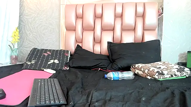 Snapshot of KOURTNEY-- chatting on November 2025 02:10:02 AM KOURTNEY-- online show from November 2025 02:10:02 AM