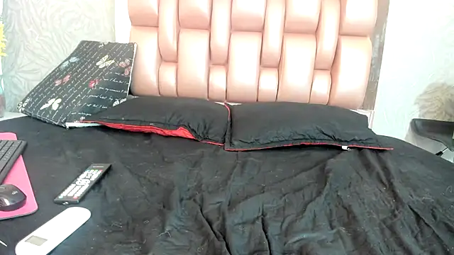 Snapshot of KOURTNEY-- chatting on November 2025 02:09:01 AM KOURTNEY-- online show from November 2025 02:09:01 AM