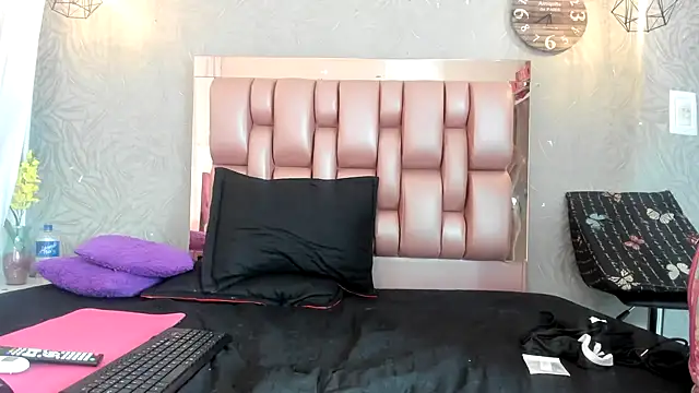 Snapshot of KOURTNEY-- chatting on November 2025 06:30:02 PM KOURTNEY-- online show from November 2025 06:30:02 PM