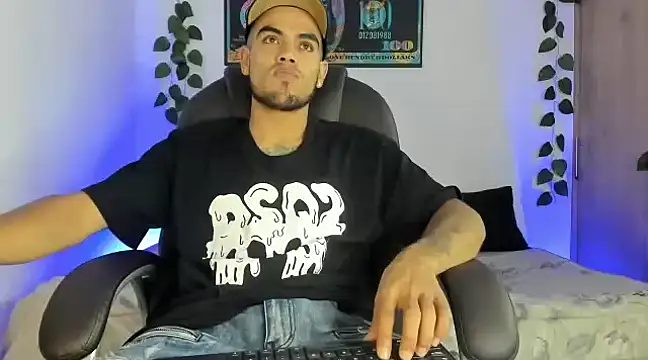 Snapshot of mikee_scooth chatting on February 2025 02:40:02 AM mikee scooth online show from February 2025 02:40:02 AM