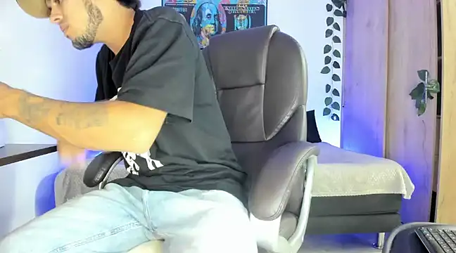 Snapshot of mikee_scooth chatting on March 2025 03:39:01 AM mikee scooth online show from March 2025 03:39:01 AM