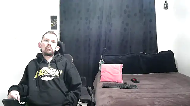 Snapshot of Sophia_and_Thomas chatting on December 2024 11:06:01 AM Sophia and Thomas online show from December 2024 11:06:01 AM