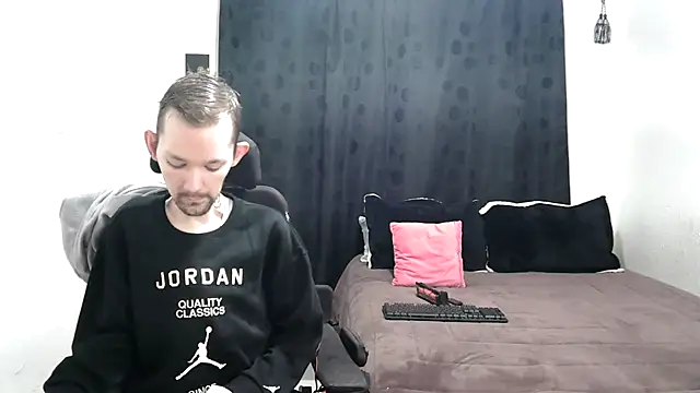 Snapshot of Sophia_and_Thomas chatting on February 2025 09:02:01 AM Sophia and Thomas online show from February 2025 09:02:01 AM