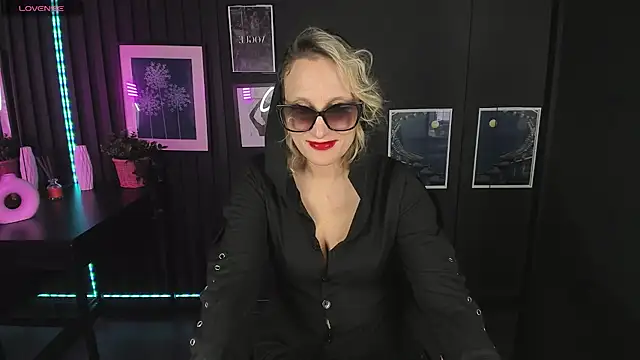 Queen Anna  online show from December 2024 04:48:02 PM