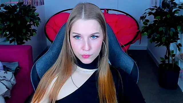 Snapshot of CuteMousee chatting on December 2024 02:59:02 PM CuteMousee online show from December 2024 02:59:02 PM