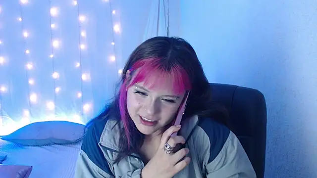 Snapshot of mixie_cute chatting on December 2024 10:52:02 PM mixie cute online show from December 2024 10:52:02 PM