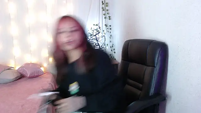 Snapshot of mixie_cute chatting on January 2025 10:08:02 PM mixie cute online show from January 2025 10:08:02 PM