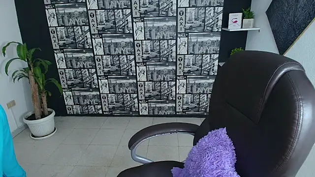 EmiGomez  online show from September 2025 01:35:01 PM