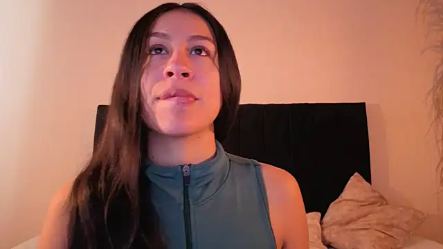 EmiGomez  online show from November 2025 01:33:01 PM