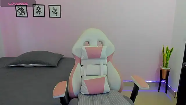 Snapshot of sophie_pazz chatting on April 2026 09:19:01 PM sophie pazz online show from April 2026 09:19:01 PM