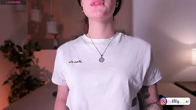 Snapshot of Ally_addams chatting on September 2025 03:39:02 AM Ally addams online show from September 2025 03:39:02 AM