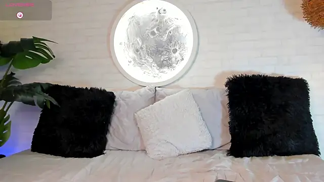 Snapshot of Elise_Diamond chatting on February 2025 01:37:01 AM Elise Diamond online show from February 2025 01:37:01 AM