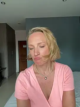 Snapshot of UmaTruewoman chatting on April 2026 06:19:01 AM UmaTruewoman online show from April 2026 06:19:01 AM