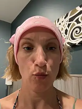 Snapshot of UmaTruewoman chatting on April 2026 01:05:02 PM UmaTruewoman online show from April 2026 01:05:02 PM