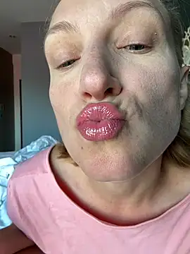 Snapshot of UmaTruewoman chatting on April 2026 01:43:02 AM UmaTruewoman online show from April 2026 01:43:02 AM