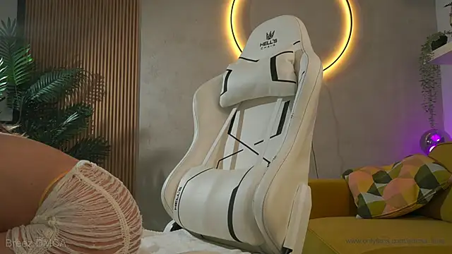 Snapshot of emma_land chatting on April 2026 05:51:02 AM emma land online show from April 2026 05:51:02 AM