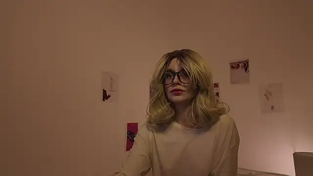 Snapshot of MariMaddison chatting on February 2025 08:14:02 PM MariMaddison online show from February 2025 08:14:02 PM