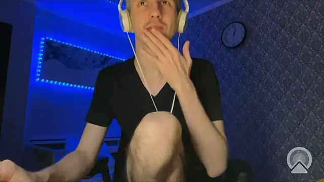 Aki-Laky online show from December 2025 08:04:02 PM