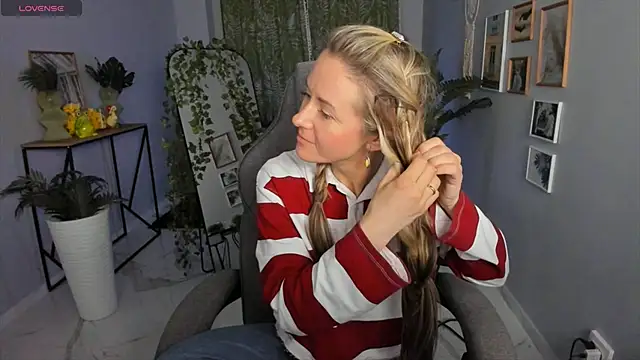 Snapshot of LadyIzabel chatting on April 2026 02:53:02 PM LadyIzabel online show from April 2026 02:53:02 PM