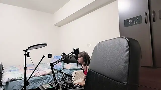 Fine-sand online show from October 2025 03:01:01 PM