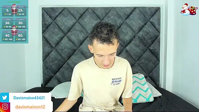 Maisondavis  online show from December 2024 10:32:02 PM