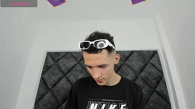 Maisondavis  online show from December 2024 10:19:01 PM