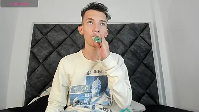 Maisondavis  online show from December 2024 10:26:02 PM