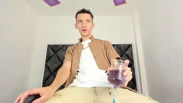 Maisondavis  online show from December 2024 07:18:02 PM