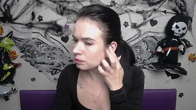 JasmineKouch online show from October 2025 06:28:02 AM