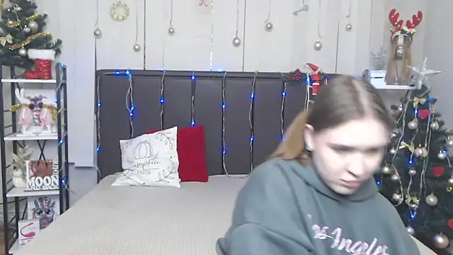 LauraHlot online show from December 2025 06:48:02 PM