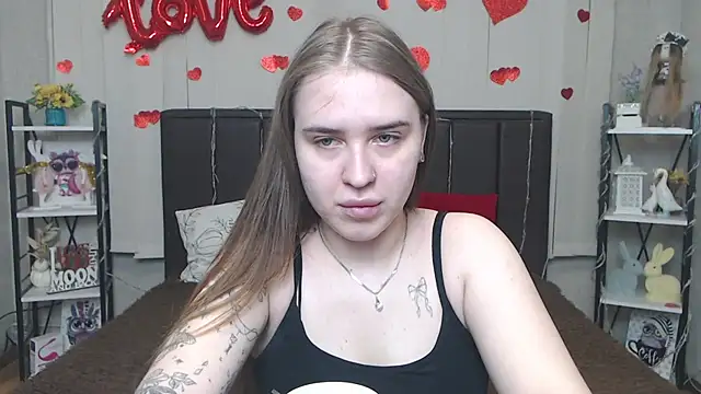 Snapshot of LauraHlot chatting on May 2026 06:01:02 PM LauraHlot online show from May 2026 06:01:02 PM