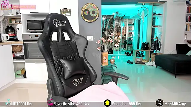 Snapshot of AmySuperHeroes chatting on February 2025 09:14:02 AM AmySuperHeroes online show from February 2025 09:14:02 AM