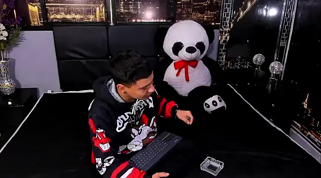 salvadorgomezx online show from December 2024 07:22:02 PM