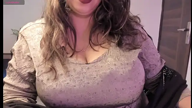 Snapshot of Gulabi_Queen chatting on March 2025 07:17:01 PM Gulabi Queen online show from March 2025 07:17:01 PM