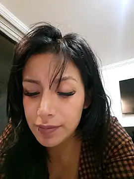 Snapshot of Lau1127 chatting on April 2026 01:20:02 AM Lau1127 online show from April 2026 01:20:02 AM