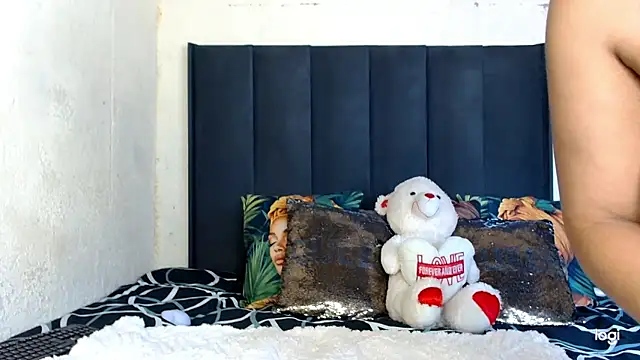 Snapshot of quenliyasa chatting on April 2026 12:25:01 PM quenliyasa online show from April 2026 12:25:01 PM