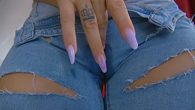 Snapshot of Foxxxy_MILF chatting on November 2025 05:06:01 AM Foxxxy MILF online show from November 2025 05:06:01 AM