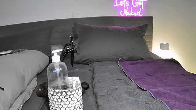 Sissy-Bee online show from October 2025 07:05:02 PM