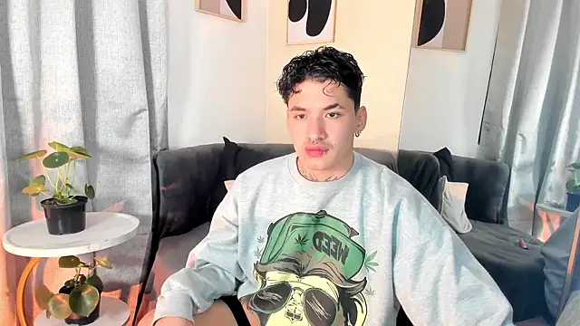 Snapshot of MatheoVelez chatting on January 2025 12:05:02 PM MatheoVelez online show from January 2025 12:05:02 PM