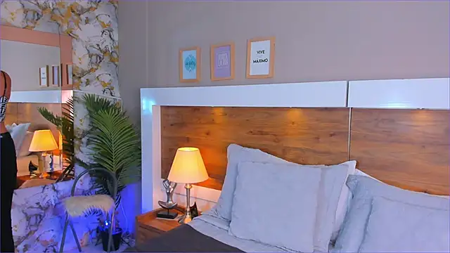 Snapshot of EmaBakker chatting on January 2026 11:25:02 AM EmaBakker online show from January 2026 11:25:02 AM