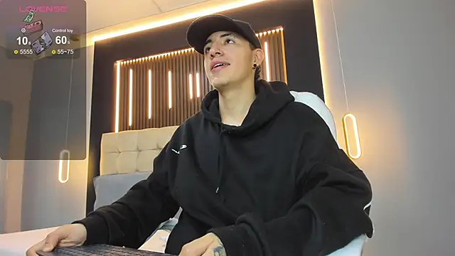 Snapshot of Lobo_17_ chatting on March 2026 03:45:02 AM Lobo 17 online show from March 2026 03:45:02 AM