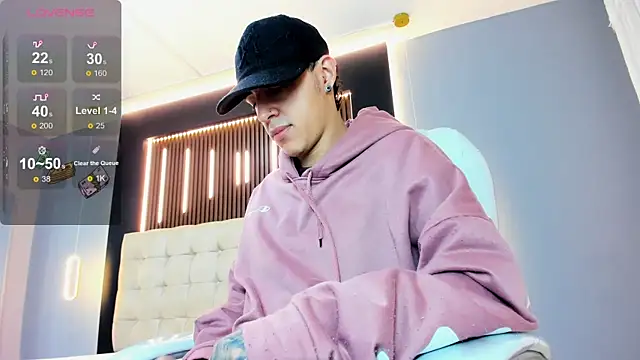 Snapshot of Lobo_17_ chatting on April 2026 03:40:02 AM Lobo 17 online show from April 2026 03:40:02 AM