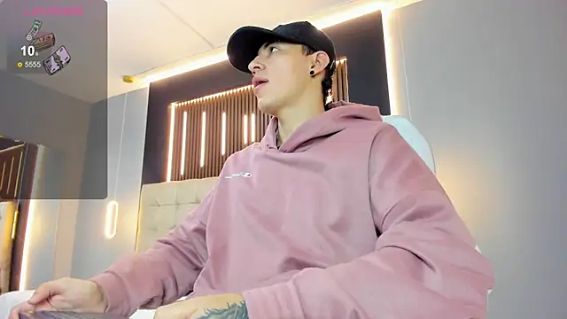 Snapshot of Lobo_17_ chatting on April 2026 03:35:01 AM Lobo 17 online show from April 2026 03:35:01 AM