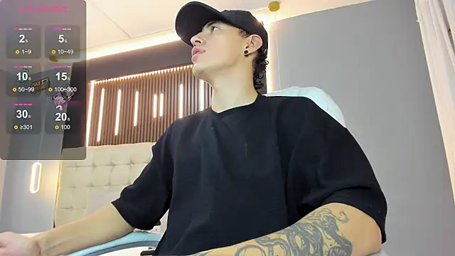 Snapshot of Lobo_17_ chatting on April 2026 03:40:02 AM Lobo 17 online show from April 2026 03:40:02 AM