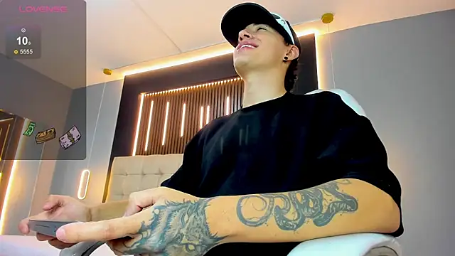 Snapshot of Lobo_17_ chatting on April 2026 03:42:01 AM Lobo 17 online show from April 2026 03:42:01 AM